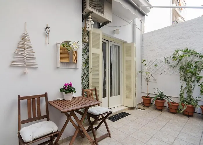 Cozy With Private Courtyard, Near Syngrou-Fix Metro Station